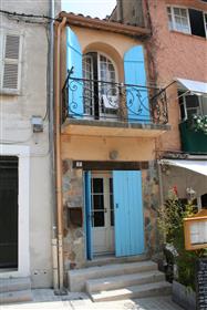 Klein vissershuis in de oude stad Saint Tropez