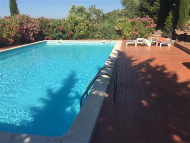 Amplia villa francesa con gran piscina 