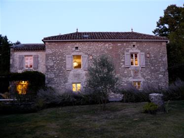 Piękny Quercynoise kamienny dom