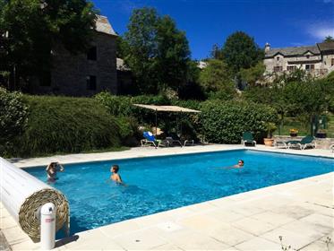 B&B, gîte business with outdoor swimming pool, stables and land