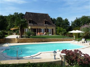 La Pradal är en vacker Périgourdine hus med pool och dubbelgarage med utsikt över Dordogne val