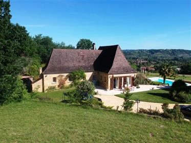 La Pradal este o casă frumoasă Périgourdine, cu piscină și garaj dublu cu vedere la Dordogne val