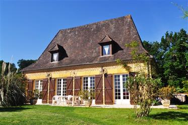 La Pradal הוא הבית היפה Périgourdine עם בריכה ומוסך כפול המשקיף על val דורדון