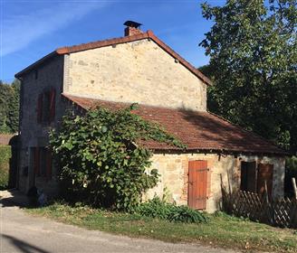 Casa de campo pequena com celeiros em Saint Moreil