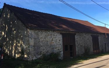 Pequeña casa de campo con graneros en Saint Moreil