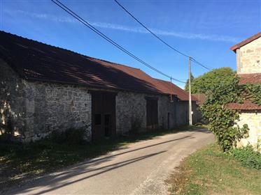Casa de campo pequena com celeiros em Saint Moreil