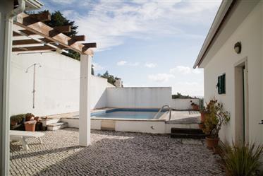 Dvoupodlažní vila s 5 ložnicemi a bazénem s fantastickým výhledem na Tagus