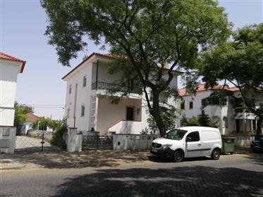 Yhden perheen talo – Av. D. Leonor Fernandes