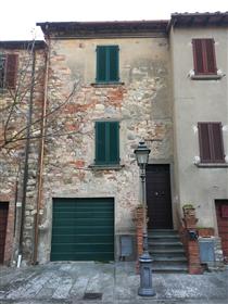 Hus på medeltidstorget i Lucignano
