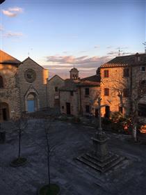 Hus på medeltidstorget i Lucignano