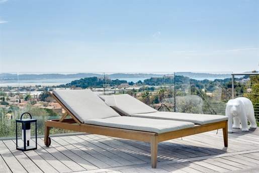Kalifornische Villa mit Panoramablick auf das Meer