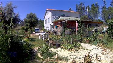 Modern, volledig uitgerust landhuis te koop nabij dorp in Centraal Portugal