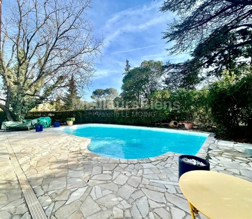Saint-Raphaël centre- very rare detached house in gated domain with swimming pool