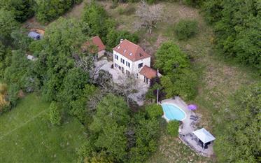 Carlux: Restauriertes Steingrundstück 200m2 mit Ferienhaus auf 7,2 Hektar. Schwimmbad.