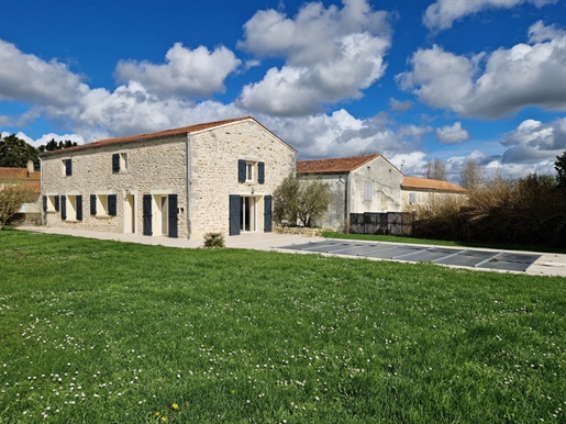Dpt Charente Maritime (17), for sale near Tonnay Charente house P8 on 3400 m² with garage.