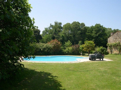 Dpt Charente Maritime (17), for sale near Saintes house P8 of 290 m² - Land of 14,750.00 m²
