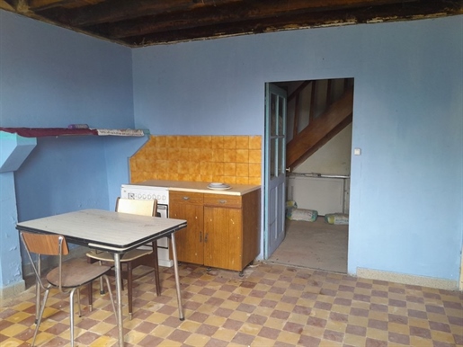 In the town of Lapalisse, house to renovate - Land of 2 761m2