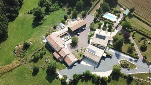 10 Angoulême center, Village for sale, main house and 5 Gîtes, 760 m² for the whole on a plot of 33,