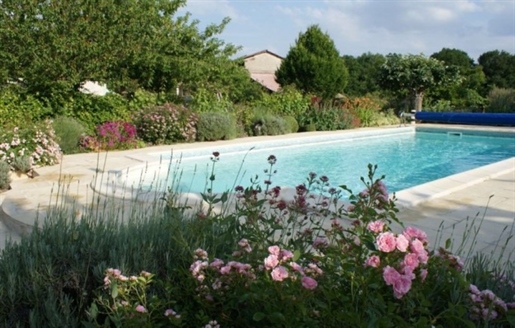10 Angoulême center, Village for sale, main house and 5 Gîtes, 760 m² for the whole on a plot of 33,