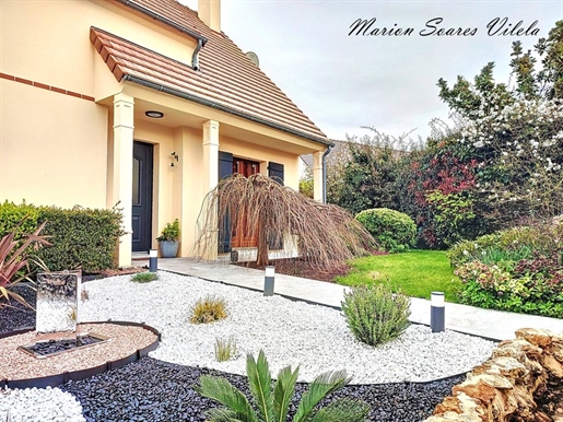 Luminosity and serenity for this beautiful family home and its magnificent landscaped garden