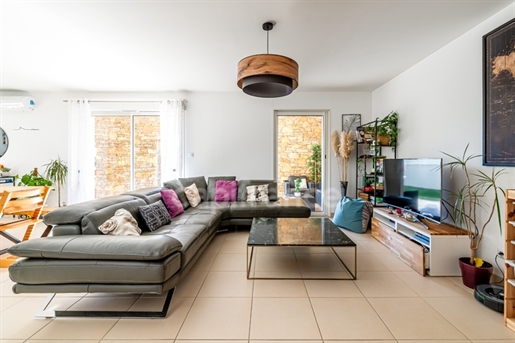 Dpt Bouches du Rhône (13), à vendre La Ciotat appartement T6 de 103 m² - Terrain de 80 m² + terrasse