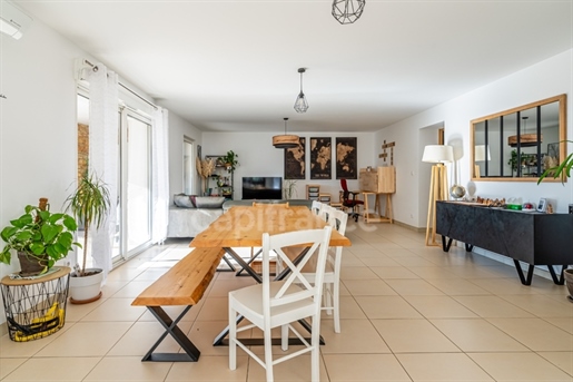 Dpt Bouches du Rhône (13), à vendre La Ciotat appartement T6 de 103 m² - Terrain de 80 m² + terrasse