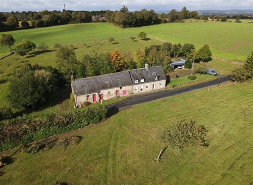 Between Saint Mars d'Egrenne and Le Teilleul, quiet and well exposed, remarkable farmhouse with a be