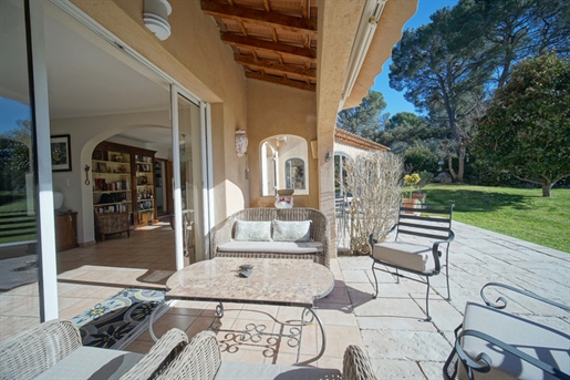 At Tholonet 10 minutes from Aix En Provence - house of approximately 260 m² - Land of 4000 m²