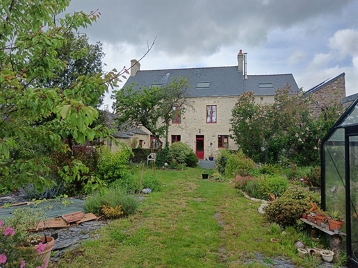 Dpt Calvados (14), à vendre Proche Bayeux maison en pierre avec garage et bâtiments