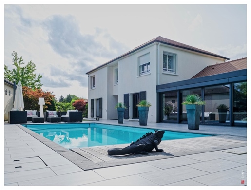 Seine et Marne (77), for sale Luxury Villa on the Bussy-Saint-Georges golf course, renovated, swimmi