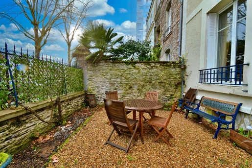 Angers Center: Double Angevine With View On Jeanne D'arc Square / Garage / Two Courtyards / Cellar