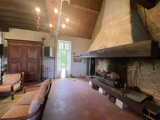 Dpt Saône et Loire (71), à vendre Givry maison P7 de 250 m² - Terrain de 1 278,00 m² - Plain pied