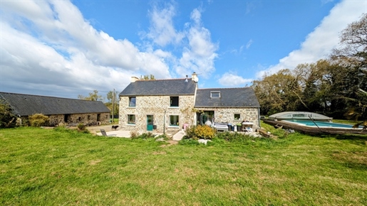 Dpt Finistère (29), à vendre Hanvec propriété avec Maison principale de 150 m², piscine et deux gran