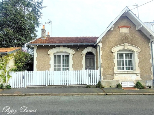 Dpt Charente Maritime (17), à vendre La Rochelle Ensemble Immobilier P8 de 134 m² - Terrain de 312,0