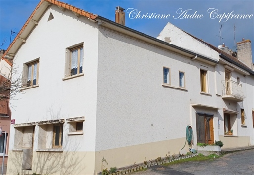 Between Cluny and Charolles, town centre house of 153 m², with 2 dwellings