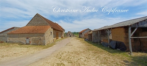 In de buurt van Cluny, oude stenen boerderij op 2 hectare grond