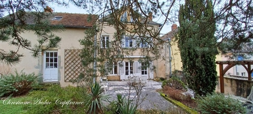 Tussen Cluny en Charolles, huis in het centrum van 180 m² te renoveren, op een perceel van 508 m²