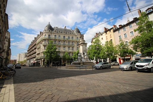 Grenoble/Notre Dame Einzigartige Wohnung zum Verkauf In einem Gebäude aus dem fünfzehnten Jahrhunde