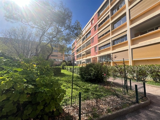 Dpt Var (83), zu verkaufen Hyères Wohnung T4 von 68 m² Terrasse 12m² nach Süden. Garage + Keller
