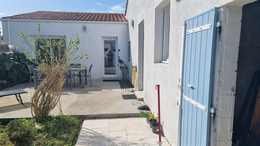 Charente Maritime (17), For sale St-PIERRE Oléron charming fisherman's house P3 98m² on one level o