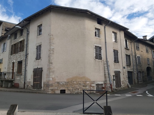 Dpt Jura (39), В центре ARINTHOD дом под ремонт