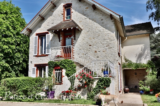 Dpt Seine et Marne (77), for sale La Rochette house P7 of 247.59 m² - Land of 2,500.00 m²