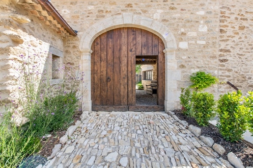 Dpt Vaucluse (84), for sale in the heart of the Luberon exceptional property of more than 800 m² on