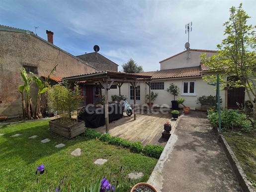 Dpt Charente Maritime (17), à vendre Royan Villa de 170 m² habitables environ sur terrain de 738 m²