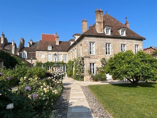 Dpt Saône et Loire (71), for sale Autun 18th century private mansion