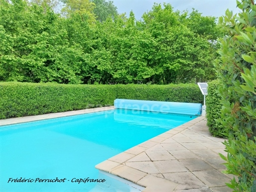 Dpt Puy de Dôme (63), te koop Chatelguyon groot huis met zwembad op groot bebost terrein