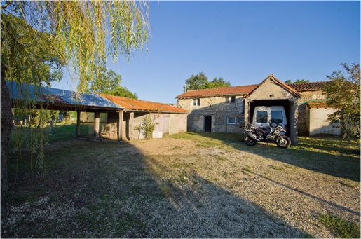 Exclusivity in Chouppes (86110) Farmhouse and outbuilding
