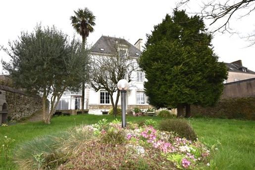Vast charming house on a priest's garden of 786 m² enclosed by walls