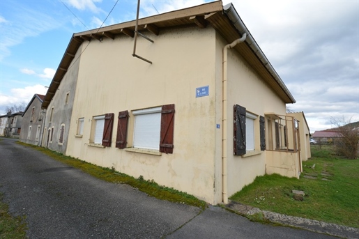 For sale exclusively, close to Belgium and Luxembourg, a pleasant single-storey house with garage on
