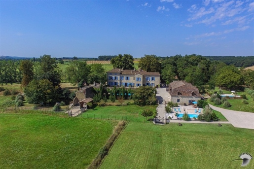 Stunning Chateau, 3 Converted 2-Bedroom Barns, Pigeonnier, 3 pools, 5,4Ha - peace and quiet assured.